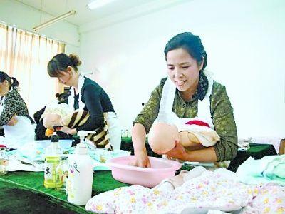 记者爆料育婴员视频播放,揭秘婴幼儿照护现状